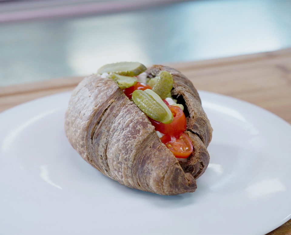 LARS CON AVOCADO, POMODORO, CETRIOLINO E FORMAGGIO IN FIOCCHI